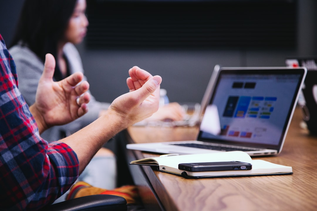 découvrez l'assurance responsabilité professionnelle, une protection essentielle pour les entrepreneurs et les professionnels. protégez-vous contre les réclamations liées à des erreurs ou omissions dans l'exercice de votre métier, garantissant ainsi la pérennité de votre activité.