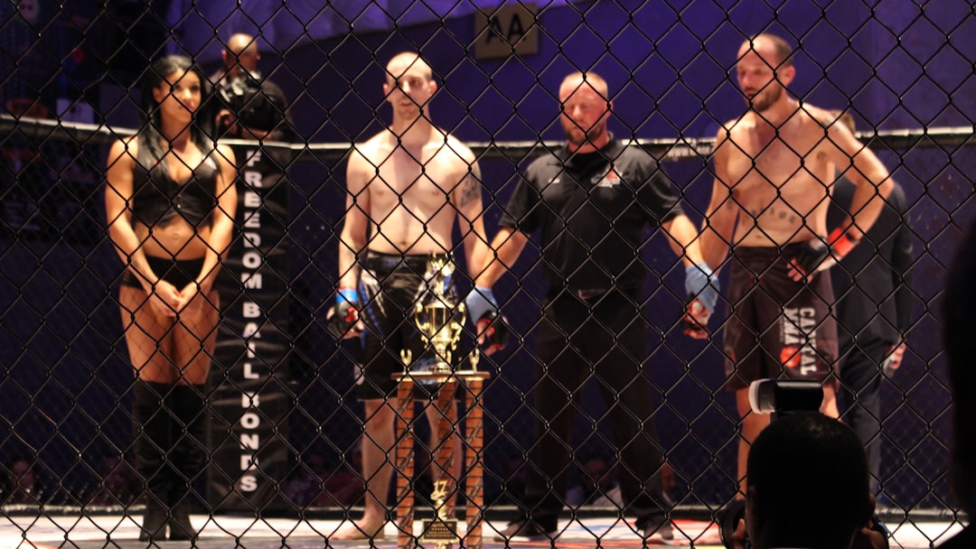 découvrez le mma, un sport de combat captivant alliant techniques de diverses disciplines. plongez dans l'univers palpitant des arts martiaux mixtes, avec des combats intenses, des athlètes de haut niveau et une communauté passionnée.